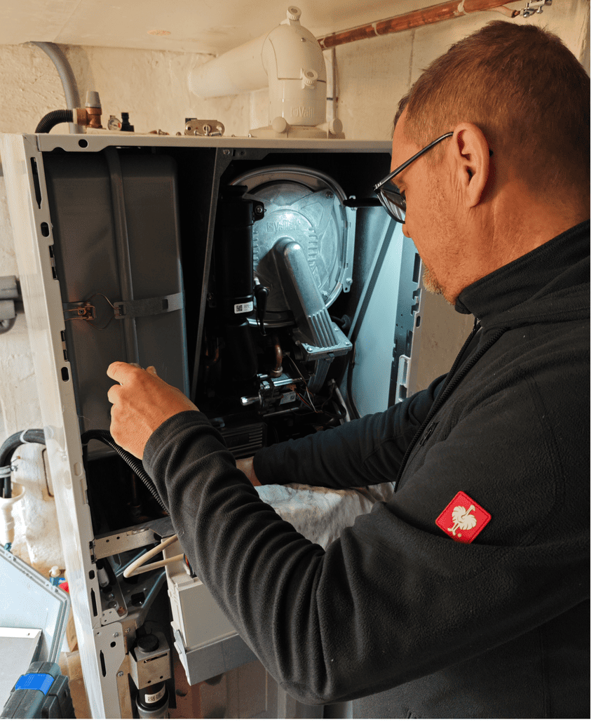 Heizungsinstallateur bei der Wartung einer modernen Heizungsanlage in Lüneburg